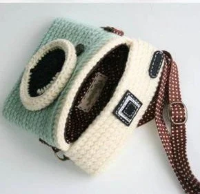 Crochet camera purse with stylish design and functional features